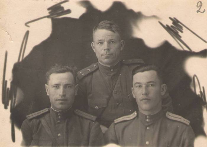 Селезнев Павел Ильич (в центре)